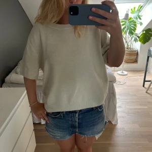 Stickad tshirt  - Fin enkel finstickad t-shirt/ trekvartsärmad tröja. Använd fåtal gånger. 