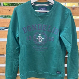 Bondelid Tröja Grön  - En fin Bondelid tröja i grön färg.  Skriv gärna om du har några frågor eller funderingar 😊 Postas samma dag eller dagen efter 🚀