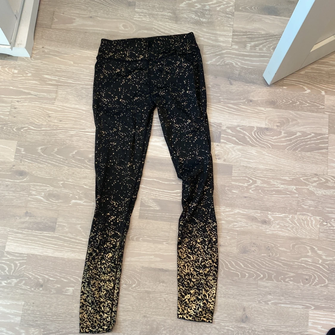 Svarta leggings med guldglitter