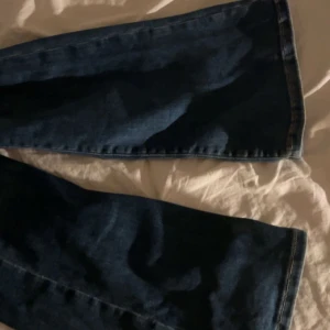 Lågmidjade jeans  - Bra skick, endast använda några gånger pga att de vart försmå för mig.  Skriv om ni vill ha flera bilder t.ex hur de sitter på