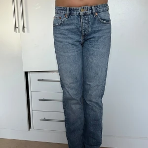 Midwaist jeans zara  - Sitter Low på mig (modell är 173cm), rak modell och slutsåld på hemsidan, aldrig använda! 