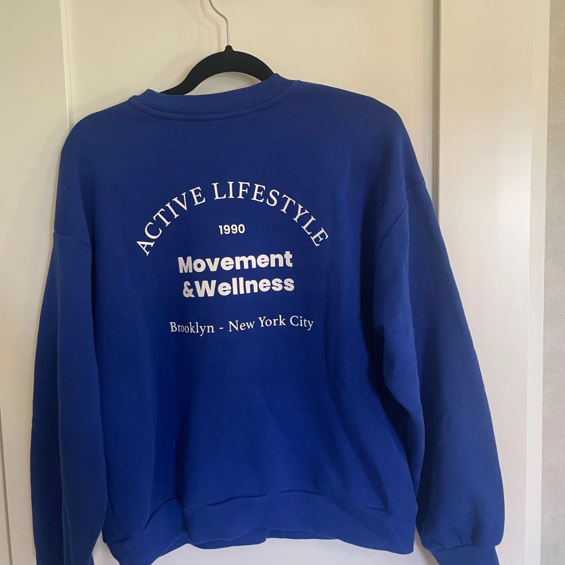 Blå sweatshirt från Gina tricot - 90