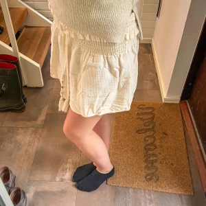 Zara kjol - Säljer min jättefina Zara kjol strl S. Jättefint skick, älskar den😍 