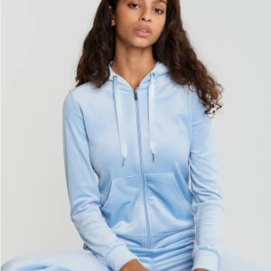 Cecilia Velour Set blå - Ett oanvänt blått set från Gina Tricot. Säljer då jag inte använder det längre. Byxorna är i Storlek S och koftan är i XS.  