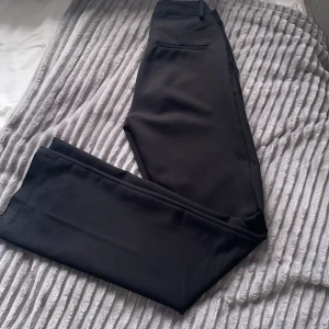 Bikbok kostymbyxor - Finaste kostymbyxorna från bikbok🖤 Storlek 34🖤 För referens har jag alltid 34 i byxor och är ca 155 men just dessa var väldigt små i midjan för mig och lite för långa. På sista bilden ser man en defekt på ena benets slut. Skickas nytvättade såklart!