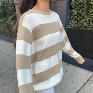 Brandy Melville stickad tröja - Säljer denna fina stickade tröja från brandy. 💗 Köpt 2022 men användes få gånger och sedan dess inte  blivit använd. Så därmed i fint skick! Passar xs-xl beroende på hur man vill att den ska sitta!🙌🏼 