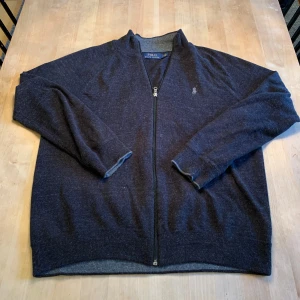 Ralph Lauren tröja - Ralph Lauren zip tröja i mycket bra skick! Knappt något tecken på användning!  Storlek: M