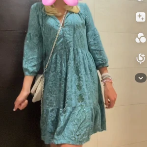 Klänning  -  Klänning från zara.  använd fåtal gånger, skick 5/5  Storlek xs/s (Pris kan diskuteras)