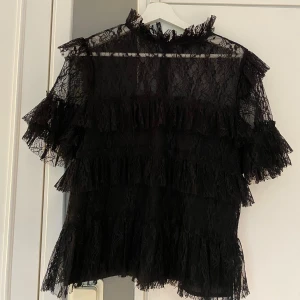 By Malina blus - Säljer denna, väldigt bra skick, storlek M!💞Nypris 1600 kr. 