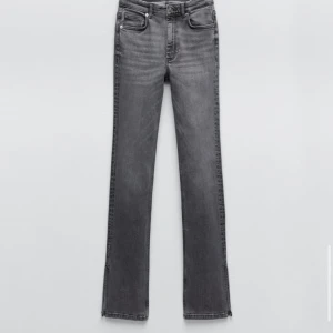 Zara jeans  -  Säljer dessa grå jeans med slit från Zara. Priset kan diskuteras! 😊