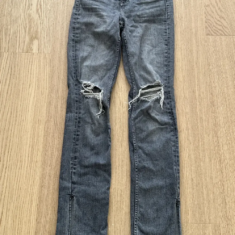 Säljer dem här jeansen då dem aldrig har kommit till användning, endast testade. Jeansen är från Zara och har slits där nere, väldigt populära som inte heller säljs längre. . Jeans & Byxor.