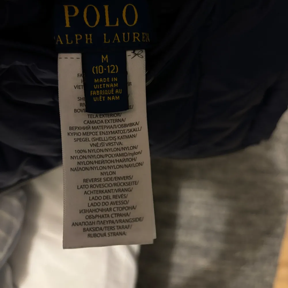 Tja,säljer en riktigt snygg Ralph Lauren väst. Man kan vända ut och in på den så blir de en annan färg på vesten.  Mitt pris: 349kr | Ny pris: 2200kr.  Kom dm för frågor! Pris kan diskuteras!. Jackor.