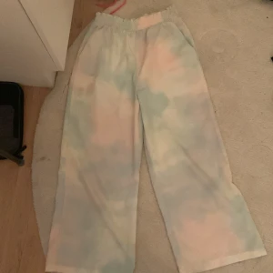 Linnebyxor - Är inte exakt linnebyxor men jag vet inte vad man ska kalla det. Det är ett litet annat material än linnebyxor men är supersköna. Är en blandning av pastell blå och pastell rosa. Säljs pga att de är för små. 