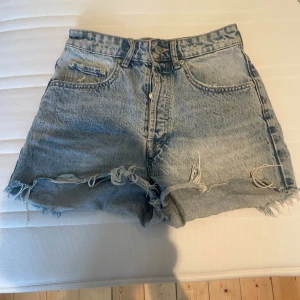 Blåa jeans shorts från zara  - Säljer dessa blåa jeans shorts från zara eftersom de inte kommer till andvändning längre😇shortsen är inte använda mycket vara några gånger 