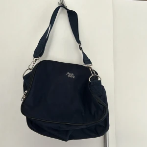 Fresh Spirit necessär  - Fresh Spirit necessär i fint skick, knappt använd. Bra för när man reser och annat! 