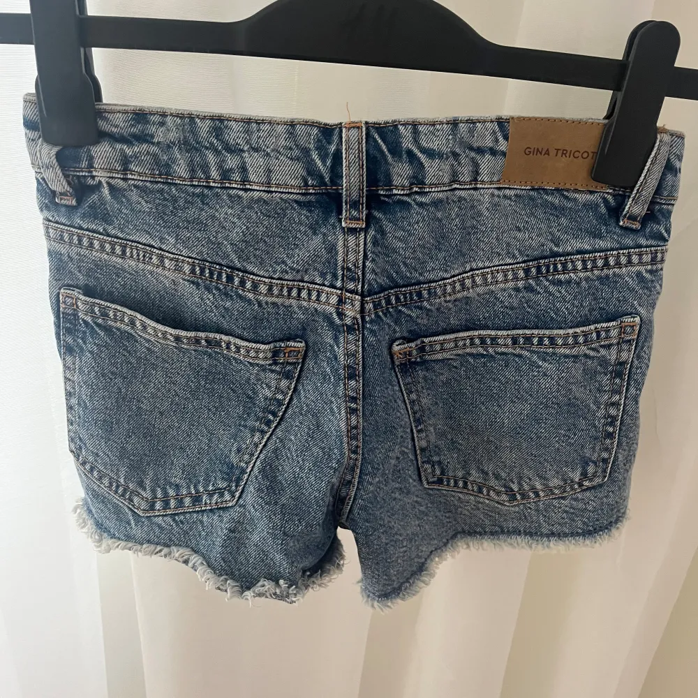 Säljer dem här superfina lågmidjade jeansshortsen ifrån Gina Young. Dem är köpta förra året men är sparsamt använda, säljer då dem tyvärr har blivit för små.❤️. Shorts.