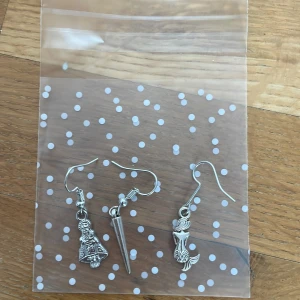 3-pack örhängen - Jätte bra skick, 3-pack örhängen TAR ENDAST SWISH köparen står för att betala frakt 