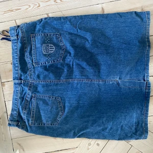 Relativt kort kjol med ”sport” logga - Y2kr