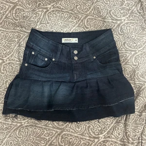 Snygg volang jeanskjol  - Supersnygg handsydd kjol💕