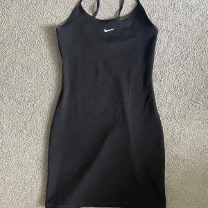 KLÄNNING  - svart klänning från nike som inte kommer till användning!