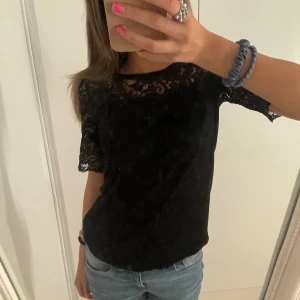 Spets topp - Jätte fin spets topp som jag köpte från sellpy men är ifrån Lindex!!💘 Använder ej och är i bra skick.
