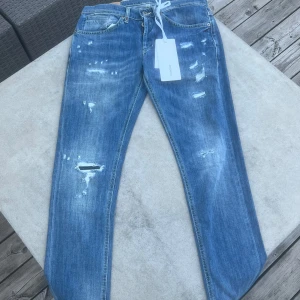 Dondup george jeans - Tjena! Säljer nu dessa dondup george jeanse som är i storlek 30. De är oanvända och tagsen sitter kvar.  Skicket är perfekt då de är helt nya! Tveka inte på att höra av er vid frågor! W30:L30