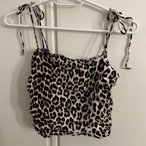 Topp  - Topp från H&M aldrig använt då den är för liten för mig.