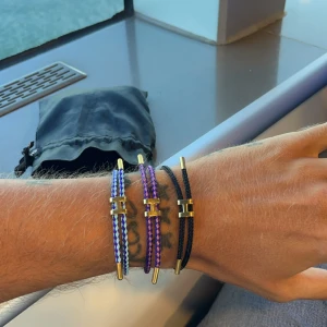 Justerbara Armband I Rostfritt Stål - Justerbara armband i 3 olika färger. (Rostfria och helt nya) 199kr/st Frakt: 2-3 vardagar via postnord. - Spårbar frakt = 68kr - Ej spårbar frakt = Gratis  Kan även mötas upp i Saltholmen/Ullevi i Göteborg