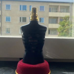 Jpg le male le parfum - Riktigt god doft som jag har använt rätt så lite, det är lite för stor flaska och har massor andra parfymer. Skulle säga att det är drygt 100ml kvar Nypris 1200kr