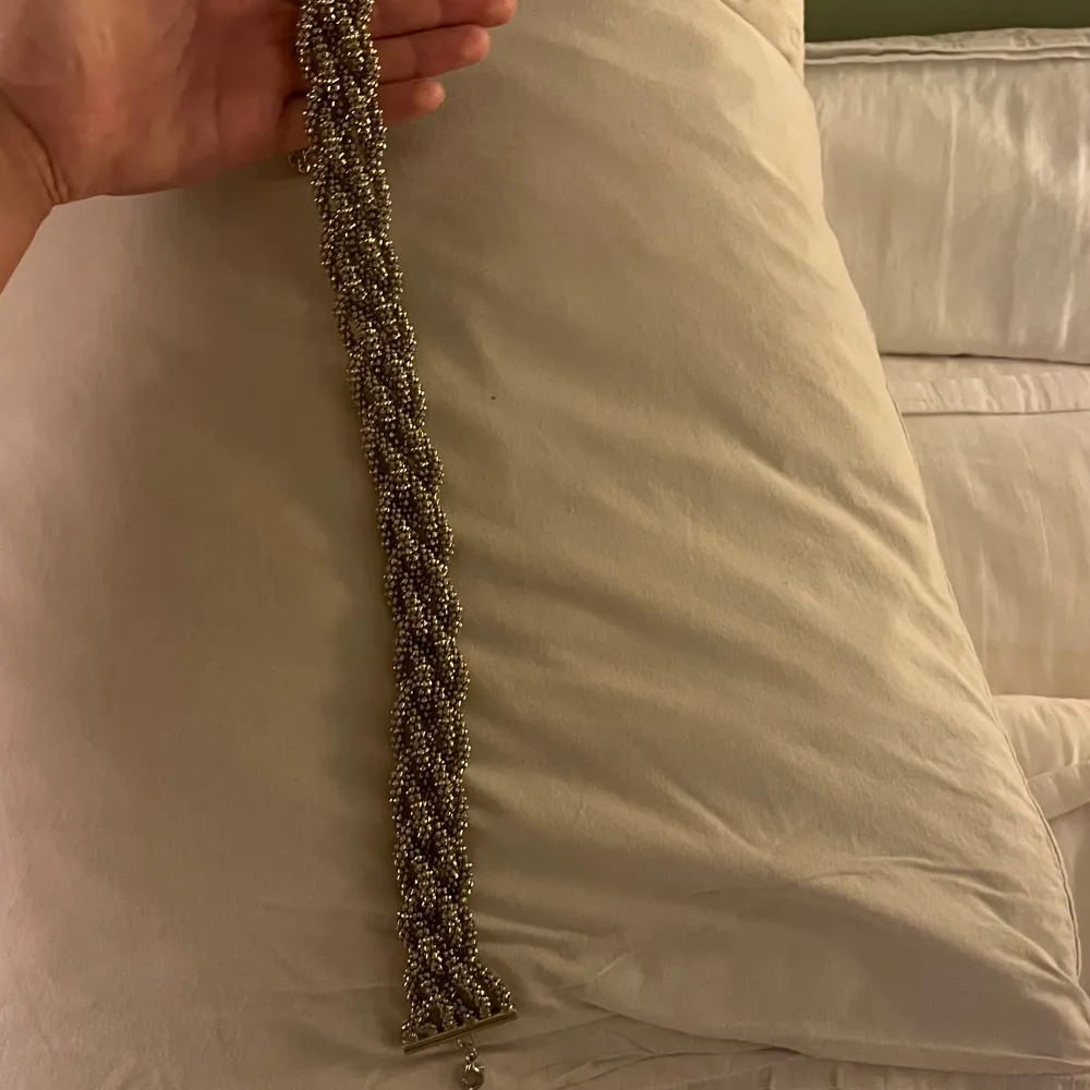 Guldigt halsband perfekt till off shoulder topparđköpt second handđ. Asusteet.
