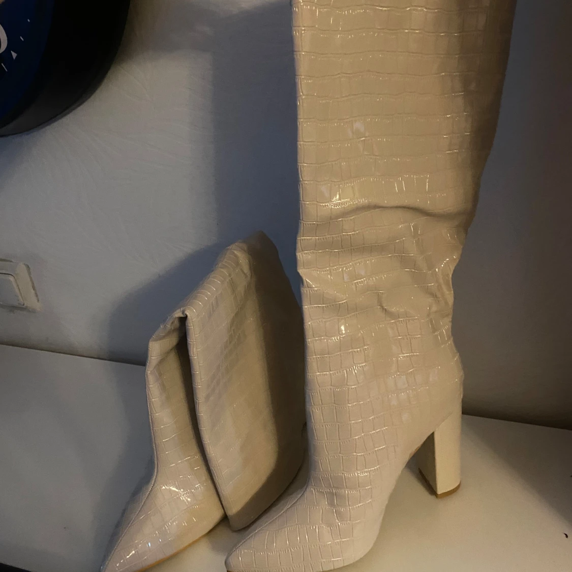 Ljus beige högklackar. 