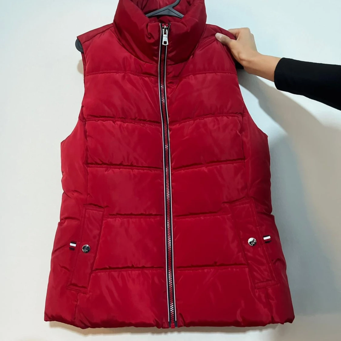 Röd dunväst från Tommy Hilfiger