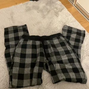 Rutiga pyjamas byxor  - Bra kvalite, lappen är dock av men är från Cubus i storlek s. Passar både killar och tjejer 