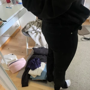 Svarta Jeans  - Svarta jeans från Gina tricot i storlek 40!  Långa i benen med en slits längst ner!  