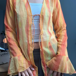 Bikbok topp - Söt mesh topp från bikbok! Använd fåtal gånger men pga det tunna tyget en liten reva längst fram i ärmen🩷