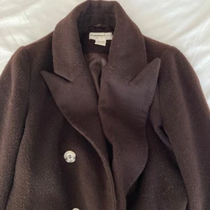 brun lång kappa petite - kappa i petite storlek (för personer under 165 cm) i mycket bra skick. säljer för att den inte längre är i min stil 🩷