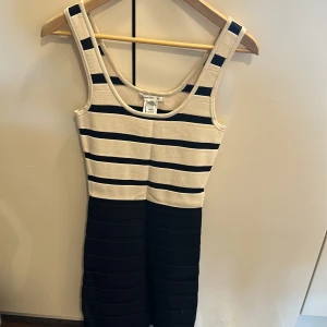 Tajt mönstrad klänning från mango - Säljer denna jätte fina tajta mönstrade klänning från mango i storlek m. Köp den nu!🖤