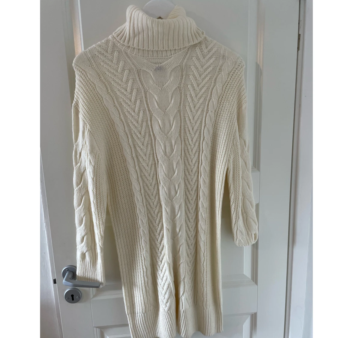 Vit stickad klänning 