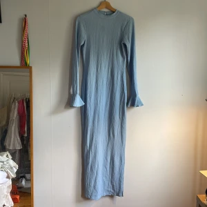 Långklänning med öppen rygg - Superfin långklänning, sparsamt använd med slit (2:a bilden)