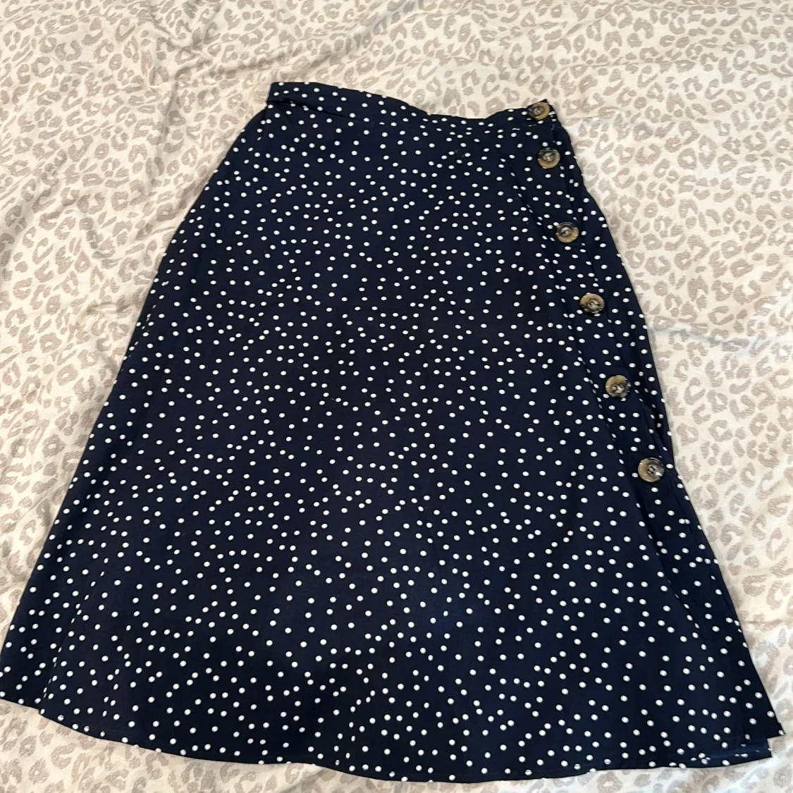 Mörkblå kjol med vita prickar