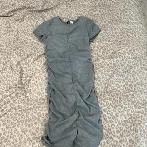 Grå klänning - Bra skick använt 1 gång