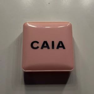 Caia blush - Säljer min blush från caia i färgen raspberry passion🩷 den är endast testad men då den inte kommit till användning så säljer jag den! Nypris är 265kr, säljer för 150kr🩷