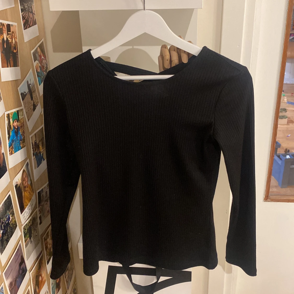 Fin svart ribbad långärmad tröja