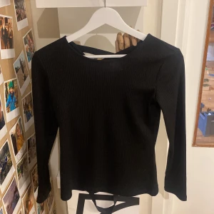 Fin svart ribbad långärmad tröja - Långärmad finans svart tröja. Fin liten detalj på baksidan (kolla bild 3). Bra skick. Skulle säga att storleken inte riktigt säger rätt det står 146/152 men skulle nog säga att den snarare är 152/164. Använd väldigt lite så nästan i som ny.