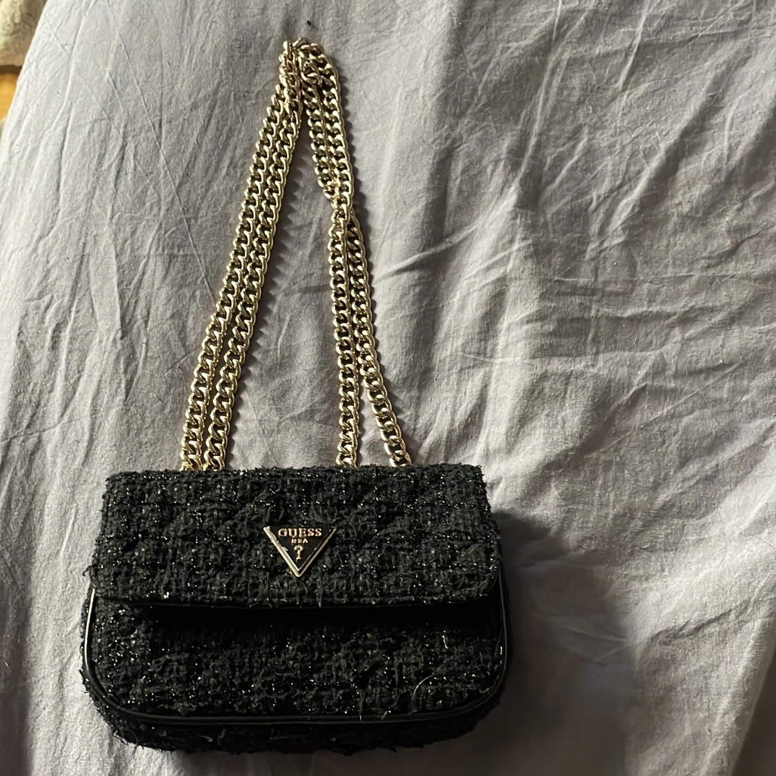 Svart handväska från Guess