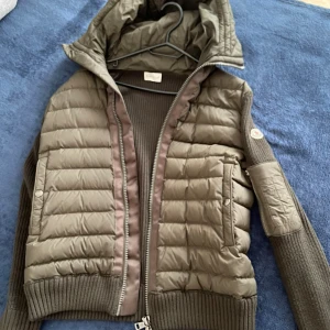 En sprillans ny Moncler Cardigan perfekt nu till sommaren! - Den är sprillans ny har använt den en gång men jag har tyvärr växt ur den. 