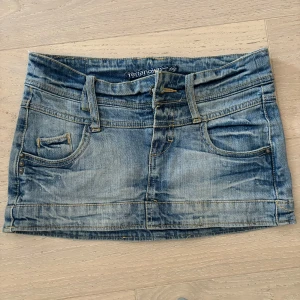 Mini kjol i denim från terranova  - Snygg  jeanskjol från terranova som passar en xs-xxs eftersom den är liten i storleken 