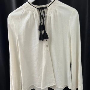 Zara blus - Säljer denna fina blusen från Zara som jag köpte förra året men aldrig riktigt använt så mycket sen dess💕 