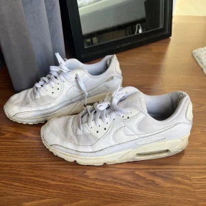 Nike air max 90 - Stl:44,5 Dem är lite sletna på insidan där bak fast det är inte så synligt om man har dem på sig. Dem är inte så vita just nu så de skulle behövt en bra rengöring   Dem är väldigt sköna att gå i.  Nypris:1 849kr