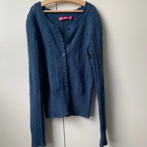 Stickad kofta  - Tunnare stickad kofta i ull. Lite mindre i storlek skulle jag säga så passar XS/S 